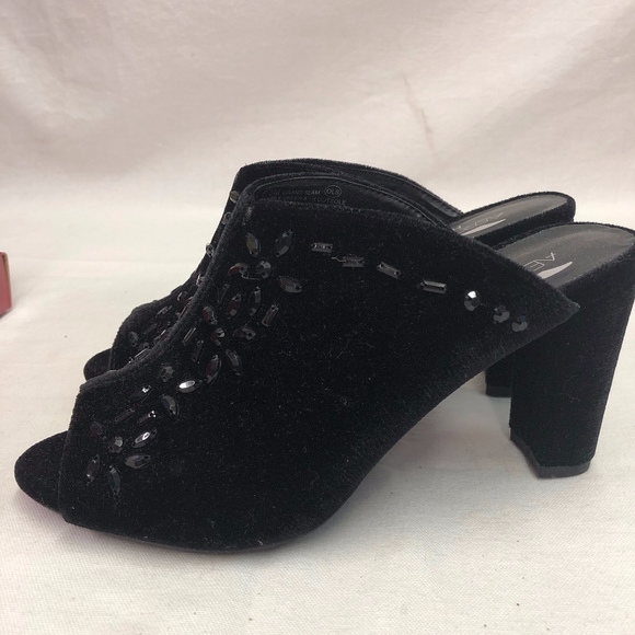 AEROSOLES Shoes - NWT Aerosoles size 5.5 Levitate Velvet Slide